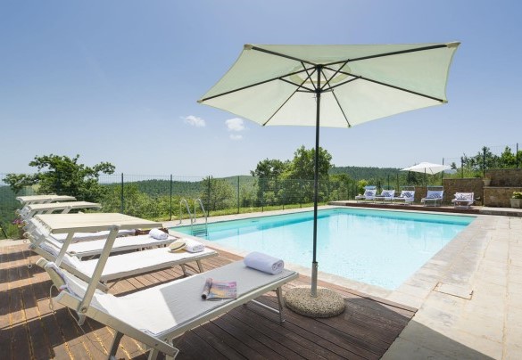 Detail of the well-equipped solarium to guarantee full relaxation and privacy - Villa Vittoria D'Anghiari