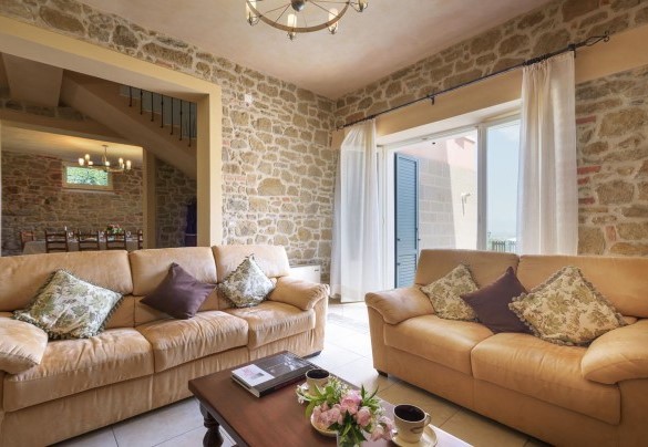 Open plan with living and dining area on the lower floor - Villa Vittoria D'Anghiari