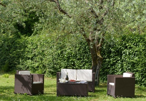 The relaxing area immersed in the green garden - Villa Vittoria D'Anghiari 