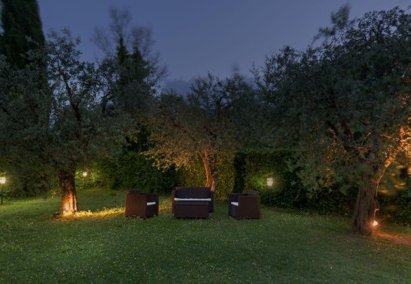  The relaxation area surrounded by centenary olive trees - Villa Vittoria D'Anghiari