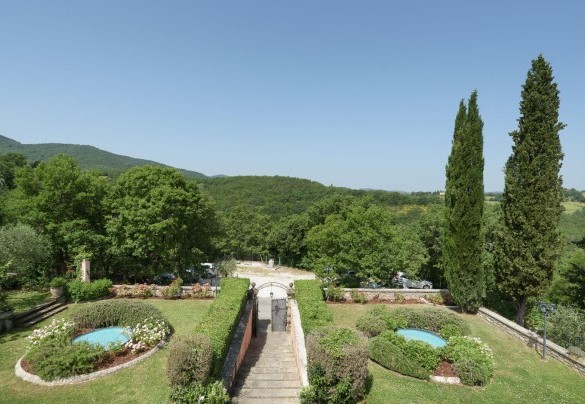 The garden, for the exclusive use of guests, surrounding the villa is completely enclosed by fencing and dry-stone walls - Villa Vittoria D'Anghiari