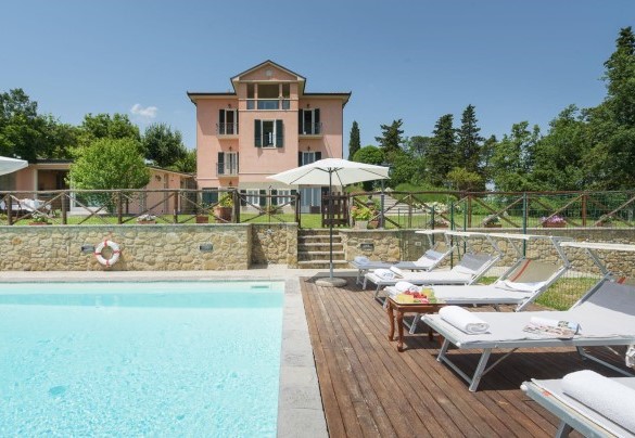 The pool measures 6 x 10 m with a constant depth of 1.55 m - Villa Vittoria D'Anghiari