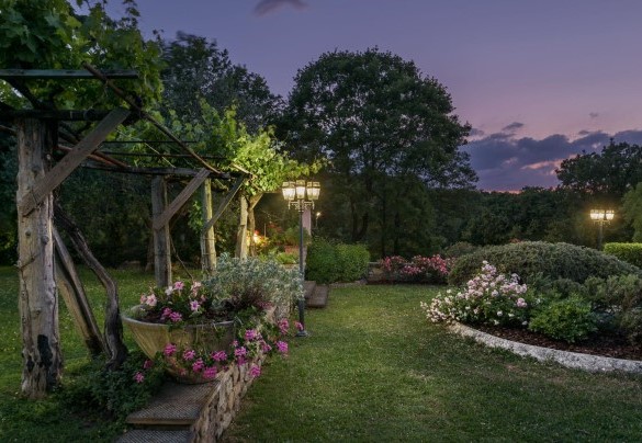  The well-kept garden at sunset - Villa Vittoria D'Anghiari