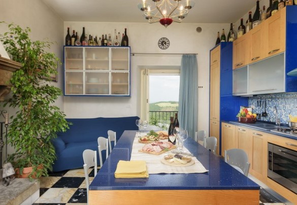 Fully-equipped kitchen with dining area and large antique fireplace - Villa Vittoria D'Anghiari 