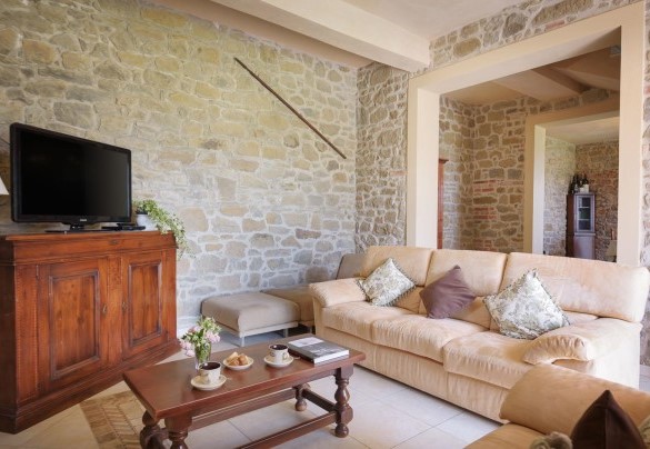  Living room furnished with sofas and TV - Villa Vittoria D'Anghiari