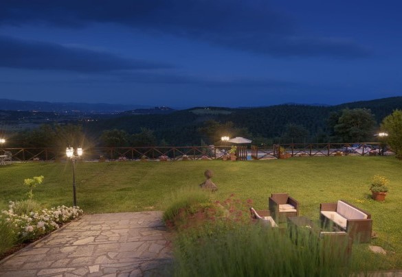The swimming pool is located on a slightly lower terrace than the house - Villa Vittoria D'Anghiari