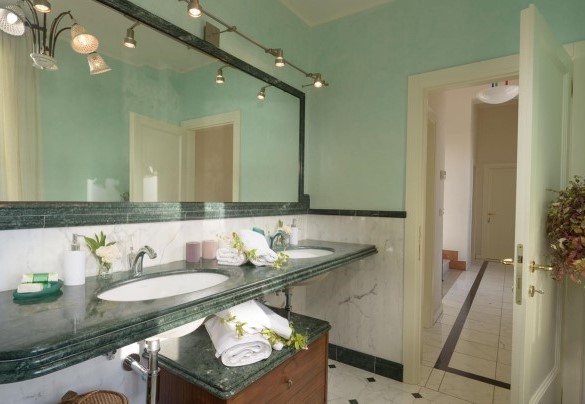 Bathroom with hydro-massage shower on the first floor - Villa Vittoria D'Anghiari 