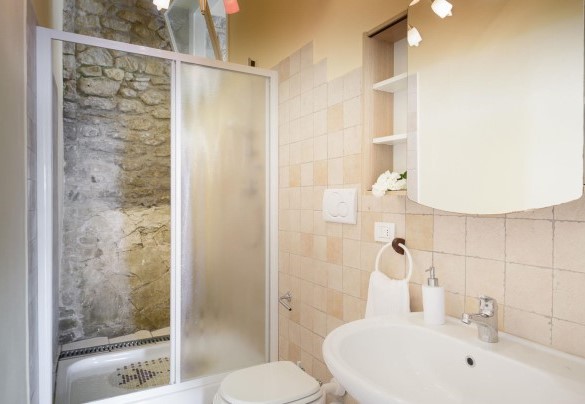 Bathroom with shower on the lower floor - Villa Vittoria D'Anghiari 
