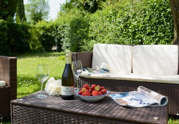  Relaxation area furnished with sofa and armchairs - Villa Vittoria D'Anghiari