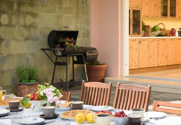 The outdoor dining area set up with table, chairs and barbecue - Villa Vittoria D'Anghiari