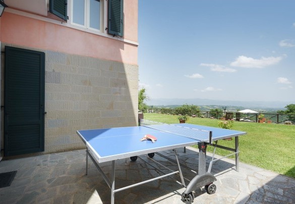  The ping pong table positioned in the garden - Villa Vittoria D'Anghiari