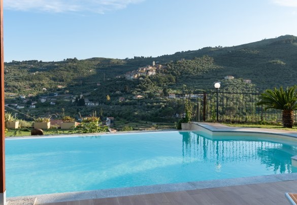 A beautiful roman staircase facilitates the entrance to the pool - Villa Vittorio