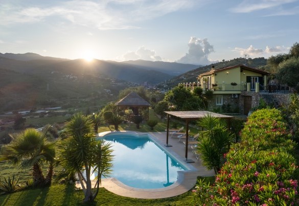 il giardino si estende su due livelli prevalentemente pianeggianti, ornato qua e là da muretti a secco, attraversato da vialetti e scale in pietra tra ampie superfici di prato ben curato - Villa Vittorio