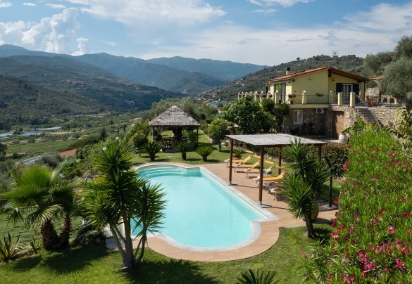 In Liguria, on the Riviera dei Fiori, between the city of Imperia and the medieval village of Dolcedo, stands Villa Vittorio - Villa Vittorio