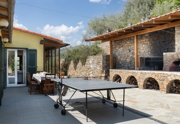 The wood-burning oven and the barbecue near the table and chairs for the inevitable outdoor summer banquets - Villa Vittorio