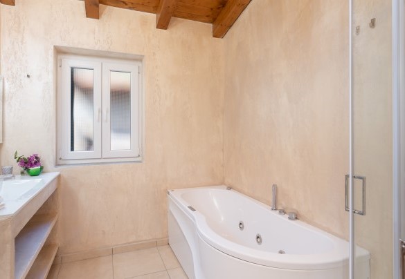 The bathroom with shower and jacuzzi in the sleeping area - Villa Vittorio