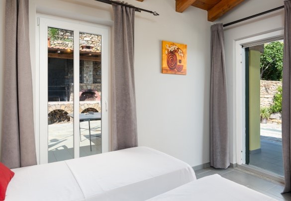 ......... communicating with the large terrace equipeed  for the outdoor meals and games - Villa Vittorio