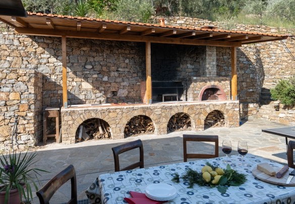 Al livello superiore il giardino si integra con la grande terrazza che circonda la villa dove si trovano una cucina esterna, un forno a legna ed il barbecue - Villa Vittorio