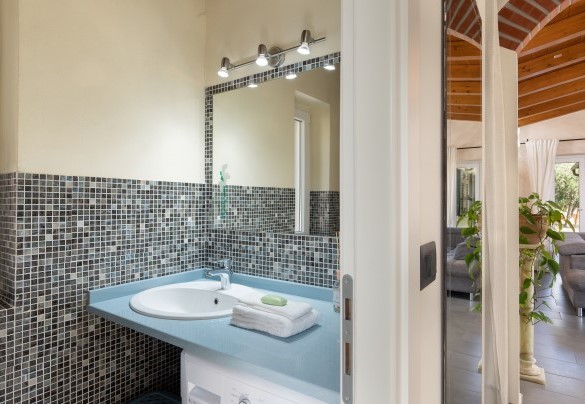 The guest bathroom in the entrance hallway - Villa Vittorio