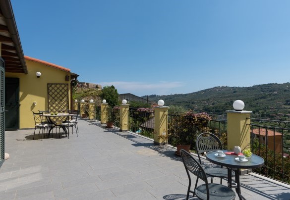 The large and panoramic terrace, an oasis equipped for convivial and relaxing moments - Villa Vittorio