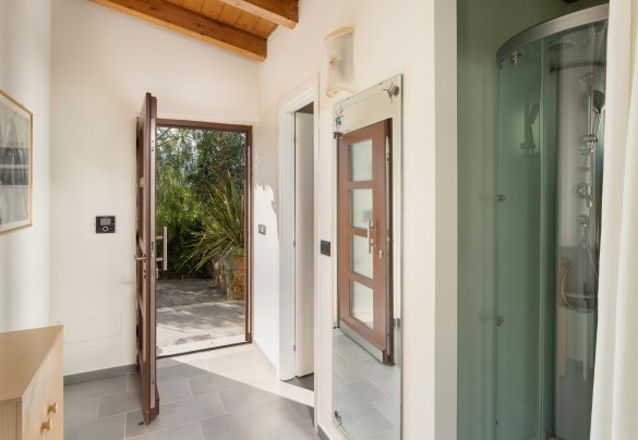 At the entrance is a hallway with a guest bathroom with washing machine and a room with shower stall - Villa Vittorio