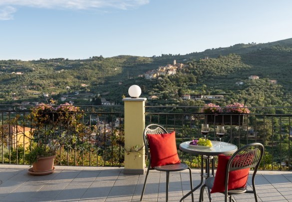 A large terrace extends around the entire structure and is accessible from any environment - Villa Vittorio