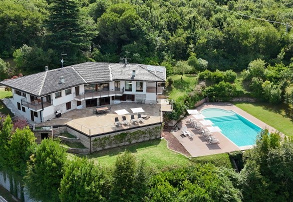 The villa is built on a sloping plot over two levels - Villa Viù