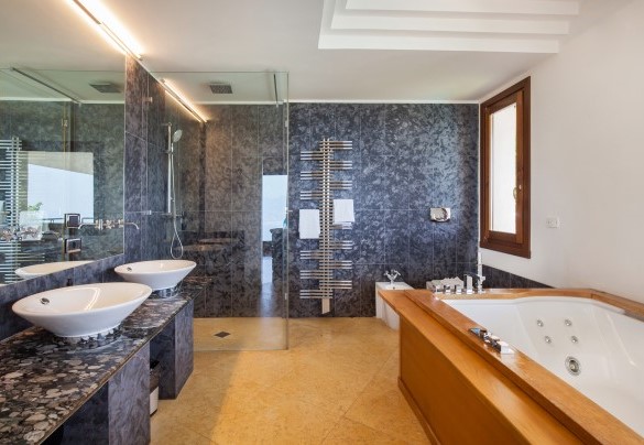 En-suite bathroom no.1 with shower and whirpool tub - Villa Viù
