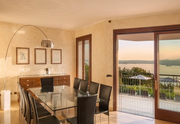 The dining table in a panoramic position - Villa Viù
