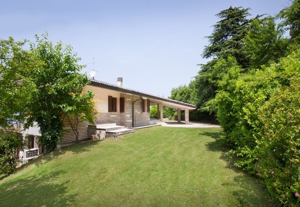 The garden extending to the back - Villa Viù