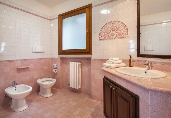 Bathroom no.3 with bathtub on the lower floor - Villa Viù