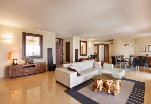 Living room with dining table and sitting area on the ground floor - Villa Viù