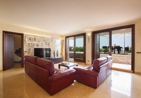 Lower-floor TV room with direct access to the outdoor terrace - Villa Viù