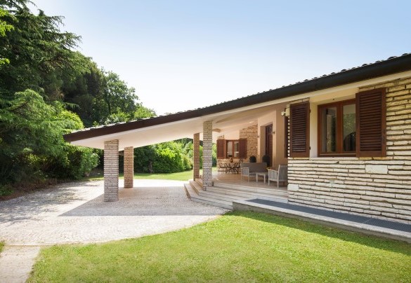 The porch with main entrance on the ground floor - Villa Viù