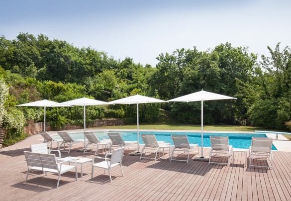 The villa is surrounded by a large green garden - Villa Viù