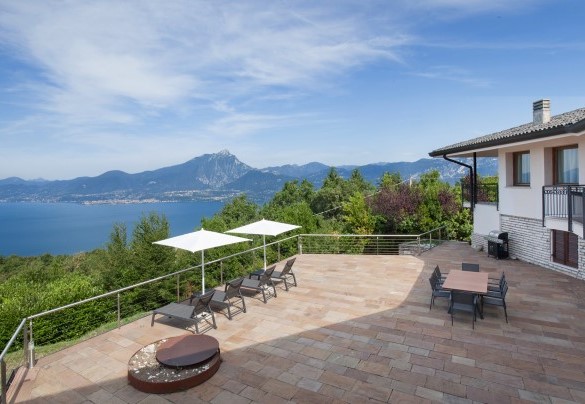 The terrace with dining table	- Villa Viù
