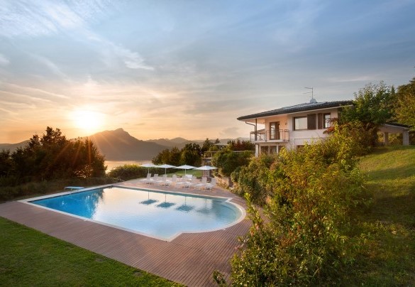 The villa and the pool enjoy a breathtaking view of the lake	- Villa Viù