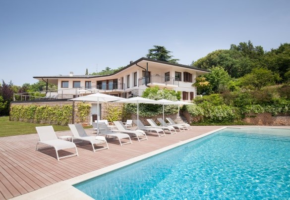 The sunbathing area is equipped with loungers and umbrellas - Villa Viù
