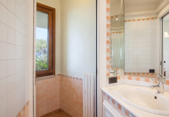 En-suite guest bathroom - Villa Viù