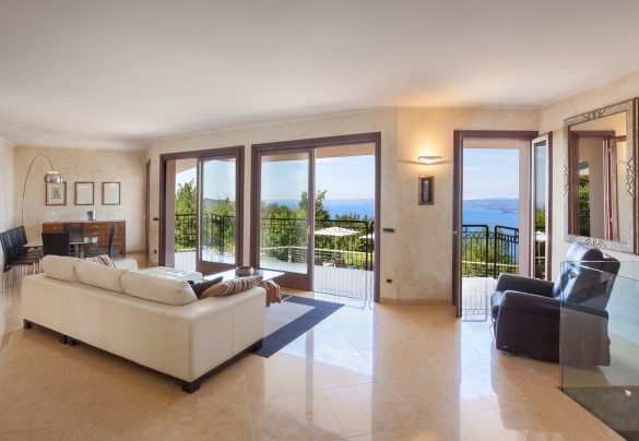 Ground-floor living room opening onto a breathtaking view - Villa Viù