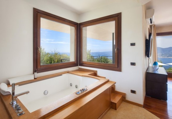 En-suite bathroom no.1 with shower and  whirpool tub - Villa Viù