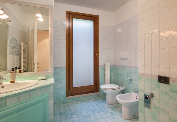 Bathroom no.2 with shower in the lower level of the suite - Villa Viù