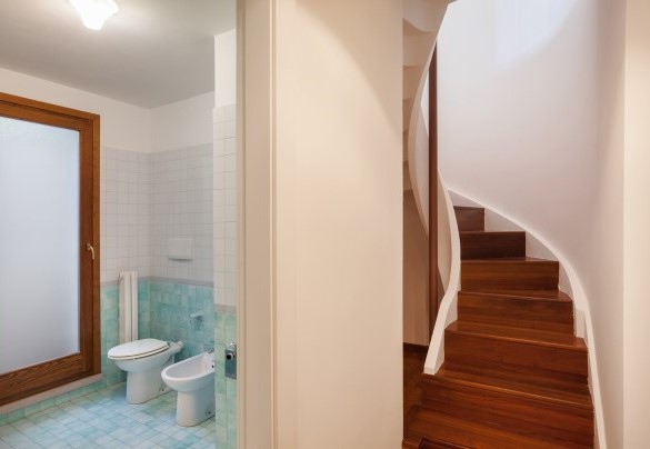 Bathroom no.2 with shower in the lower level of the suite - Villa Viù