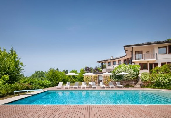 The pool is surrounded by greenery - Villa Viù