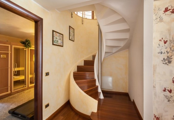 Spiral staircase connecting the two floors on the south side of the house - Villa Viù	