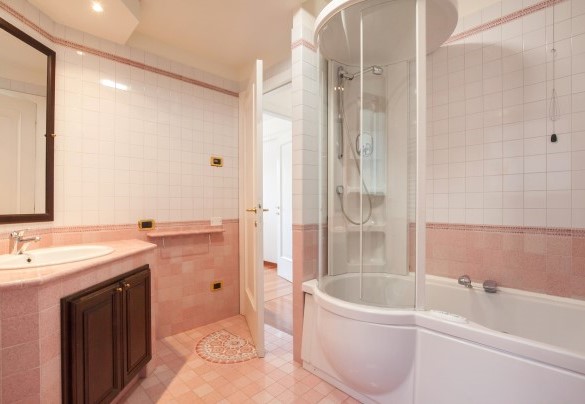 Bathroom no.3 with bathtub on the lower floor - Villa Viù