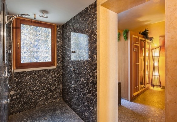 Shower serving the sauna and Turkish bath - Villa Viù