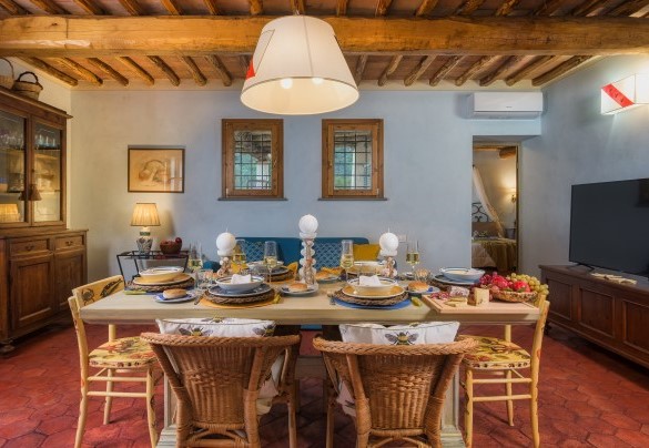 L'ampia sala da pranzo con l'angolo cucina e la zona tv- Villa Zaca