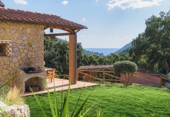 La zona barbecue adiacente alla cucina e al tavolo pranzo esterno - Villa Zaca
