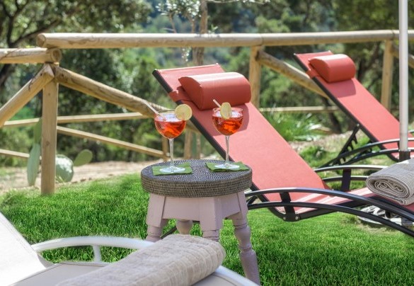 I comodi lettini regolabili a servizio della piscina - Villa Zaca